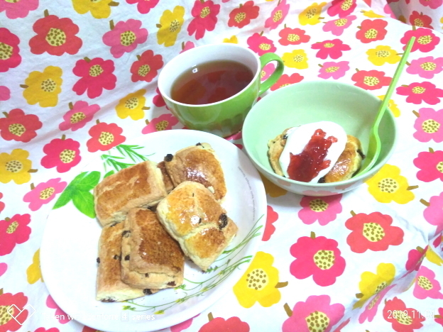 スコーンと紅茶の画像