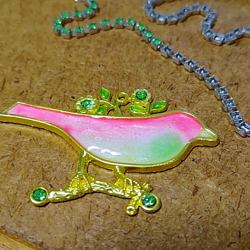 レジンで作った鳥の形のチャーム